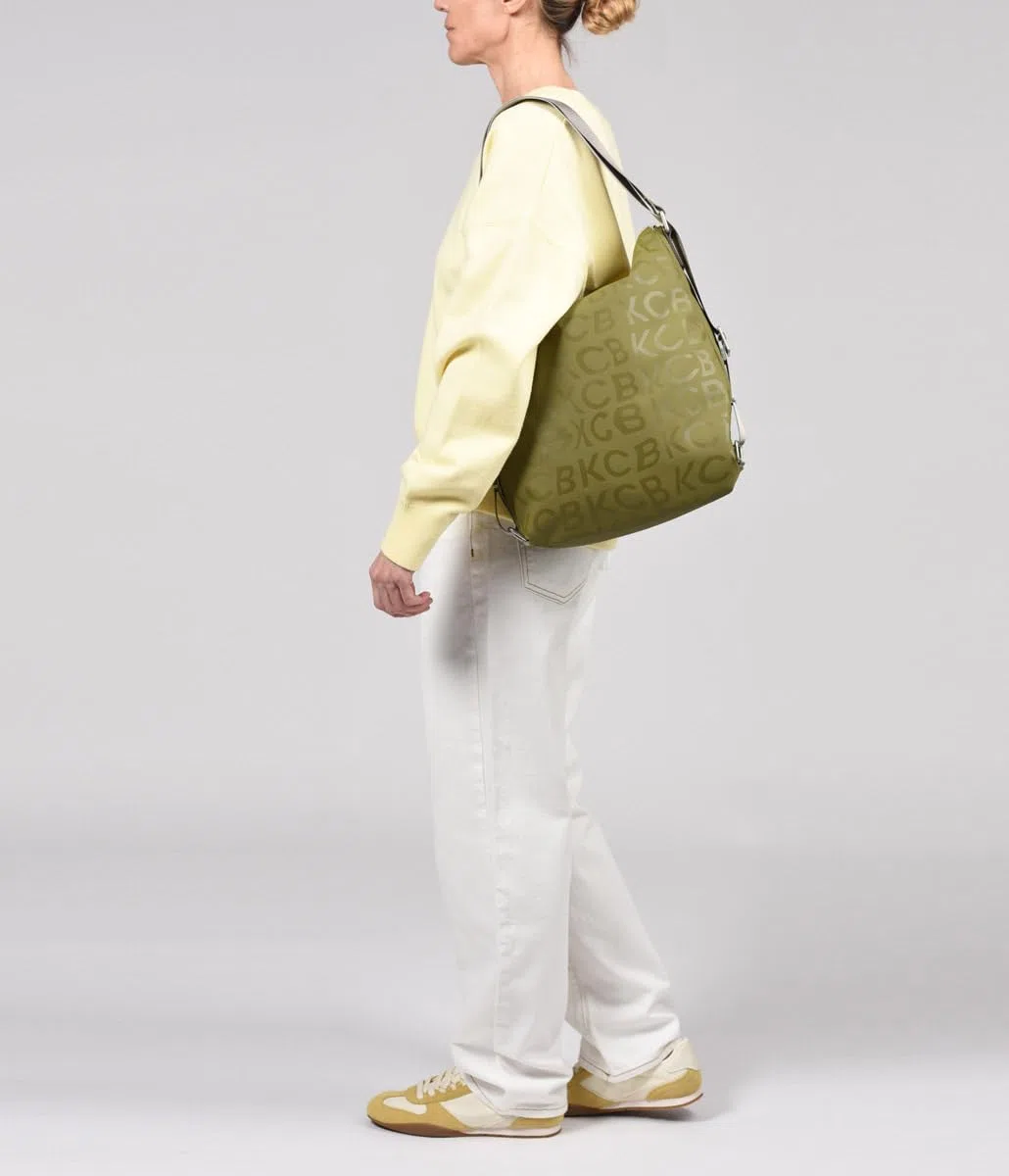 Bolso Mochila KCB Stamp | Versatilidad y Estilo | Diseño Convertible y Espacioso | Perfecto para el Día a Día | Asas Ajustables | 100% Vegano | Color Cereza