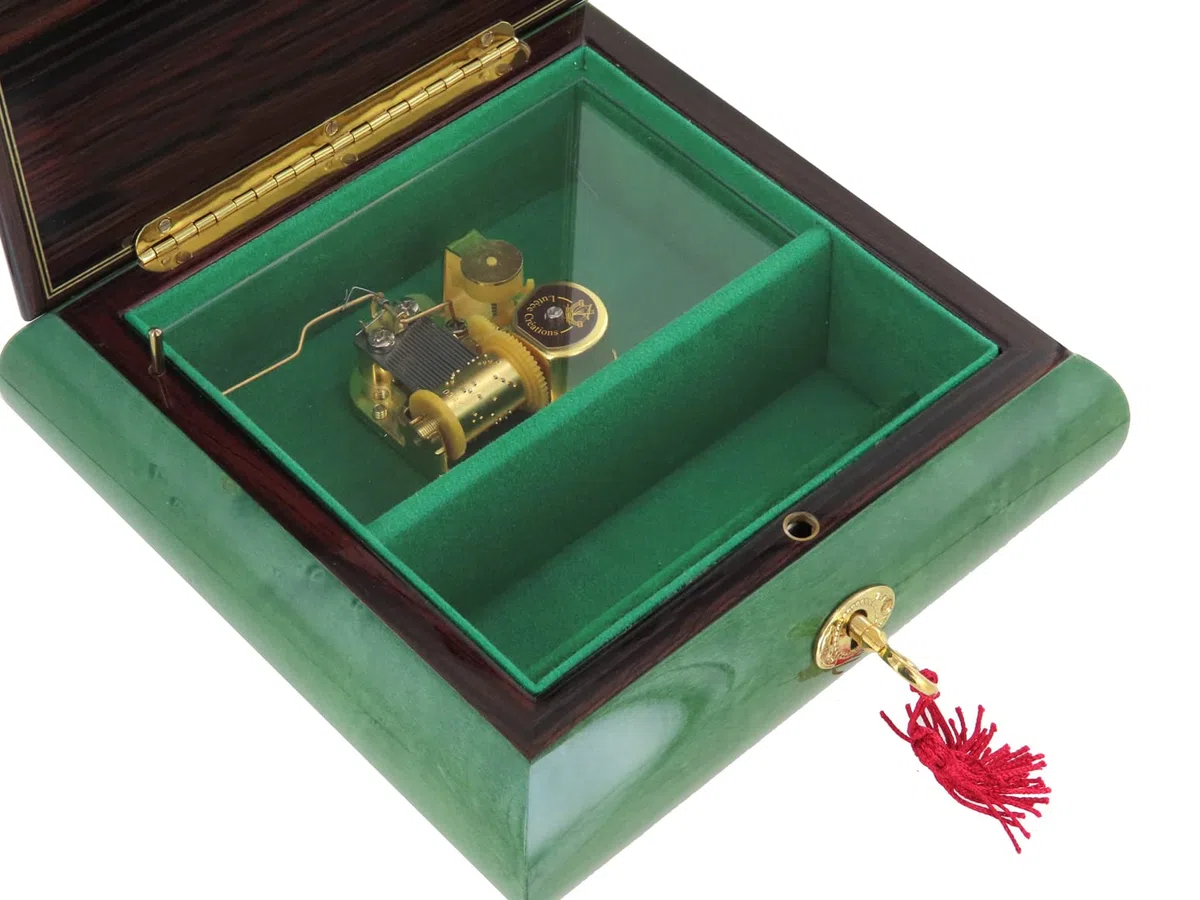 Caja de música para joyas/joyero musical de madera teñida verde claro con marquetería bailarines y mecanismo musical de resorte de 18 notas - El vals de Amélie Poulain (Yann Tiersen).